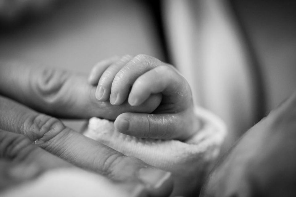 4 Alasan Bayi Selalu Menggenggam Saat Telapak Tangannya Dipegang. Bukan Hanya Tanda Sayang!