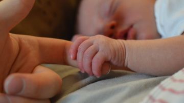 4 Alasan Bayi Selalu Menggenggam Saat Telapak Tangannya Dipegang. Bukan Hanya Tanda Sayang!
