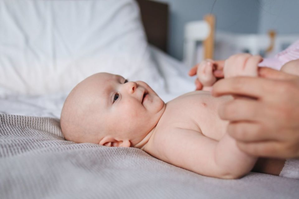 4 Alasan Bayi Selalu Menggenggam Saat Telapak Tangannya Dipegang. Bukan Hanya Tanda Sayang!