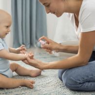 Pro-Kontra Penggunaan Hand Sanitizer pada Bayi dan Balita. Kalau Ngasal, Bisa Bahaya!
