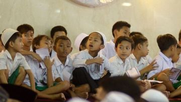 5 Kelakuan Konyol Bocah Saat Salat Tarawih. Sayang, Tahun ini Nggak Bisa Jamaah di Masjid Lagi