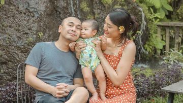 Putri Pertama Belum Genap Berusia 1 Tahun, Raditya Dika dan Istri Umumkan Kehamilan yang Kedua