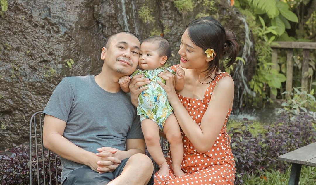 Putri Pertama Belum Genap Berusia 1 Tahun, Raditya Dika dan Istri Umumkan Kehamilan yang Kedua