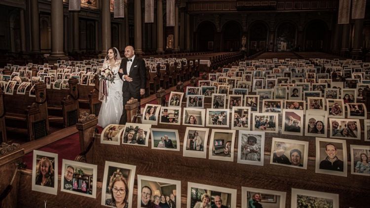 Gelar Pernikahan di Gereja Saat Corona, Pasangan Pengantin dapat Kejutan ‘Tamu’ yang Tak Biasa~