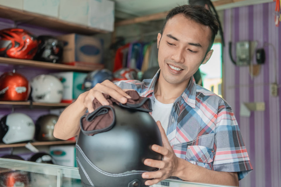 Cuci Helm Sendiri dengan 5 Cara ini. Lebih Irit, Bau Apek pun Hilang 8 Cuci Helm Sendiri dengan 5 Cara ini. Lebih Irit, Bau Apek pun Hilang