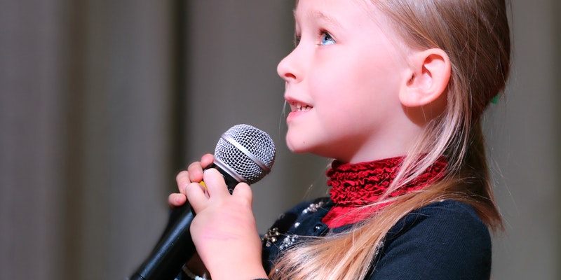 anak mengenggam mic (pexels.com/pixabay)
