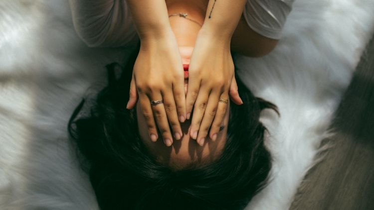 Hati-hati, Overthinking Bisa Membunuh Kebahagiaanmu. Lakukan 5 Hal Ini agar Kamu Terbebas darinya!