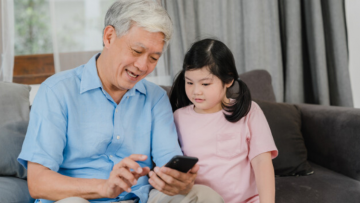 5 Tipikal Orang Tua Kalau Lagi Mainan Gawai dan Media Sosial. Sabar Aja, Memang Nggak Gampang kok