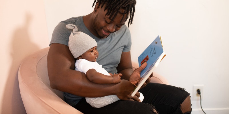 ayah bacakan buku (pexels.com/nappy)