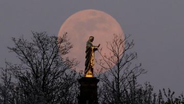 10 Pemandangan Indah Pink Supermoon di Berbagai Belahan Dunia. Jadi Penenang di Tengah Wabah