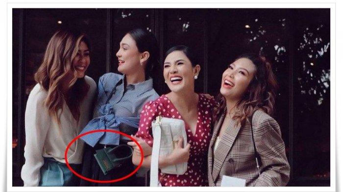 Sempat Dicap Nyeleneh Bahkan Dicaci, Kini 4 Desain Fashion Ini Justru Trending dan Dipuji! 9 Sempat Dicap Nyeleneh Bahkan Dicaci, Kini 4 Desain Fashion Ini Justru Trending dan Dipuji!