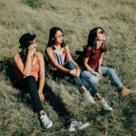 7 Tips Ampuh untukmu yang Masih Canggung Berteman dengan Orang Lain. Lakukan dari Sekarang!