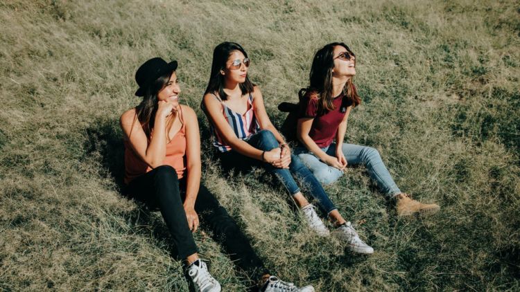 7 Tips Ampuh untukmu yang Masih Canggung Berteman dengan Orang Lain. Lakukan dari Sekarang!
