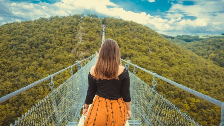 5 Cara Membahagiakan Diri Sendiri ala Kaum Introvert. Simpel dan Nggak Neko-neko!