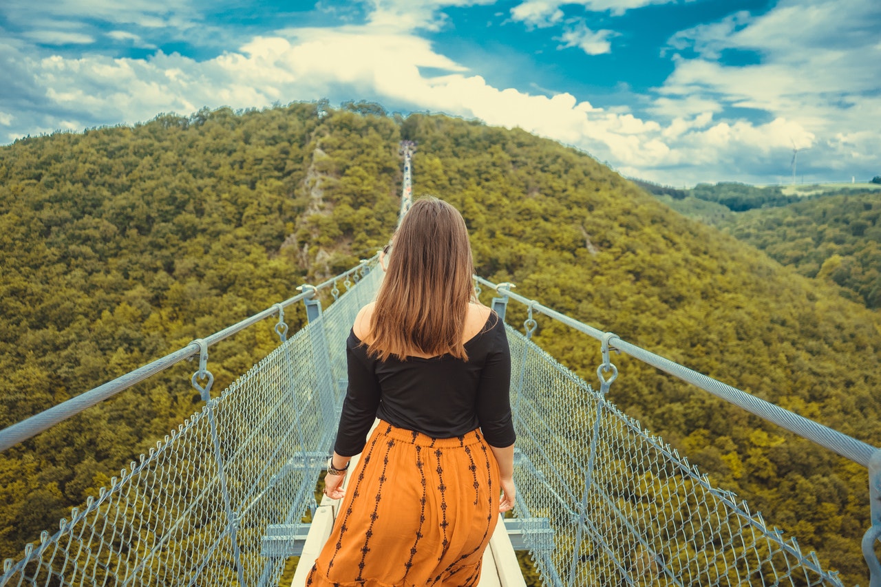 5 Cara Membahagiakan Diri Sendiri ala Kaum Introvert. Simpel dan Nggak Neko-neko!