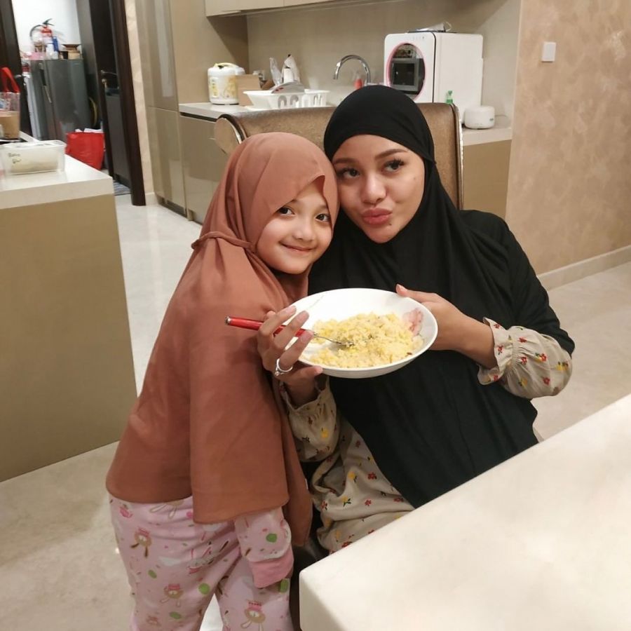 Meski Bukan Berstatus Saudara Kandung, Anak-Anak Artis ini Justru Sangat Dekat