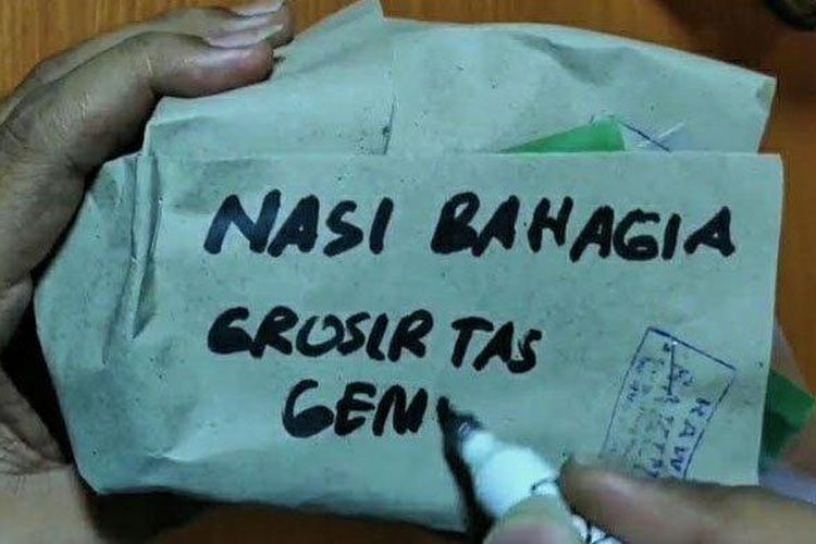 Suami Istri Bagikan Nasi Bungkus Berisi Uang Jutaan. Bukti Masih Banyak Orang Baik di Luar Sana