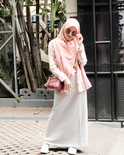 Jangan Asal, Ini 9 Cara Membuat Busana Merah Mudamu Jadi Elegan Tanpa Kecerahan!