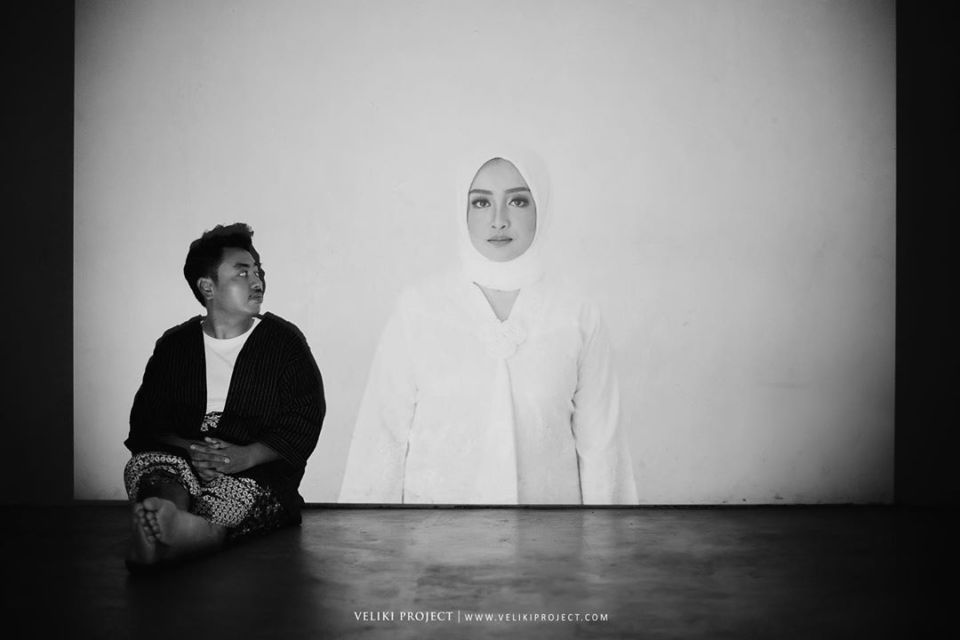10 Ide Pre-wedding di Rumah dengan Konsep Proyeksi. Hasil Artistik Mirip Foto di Instalasi Seni!
