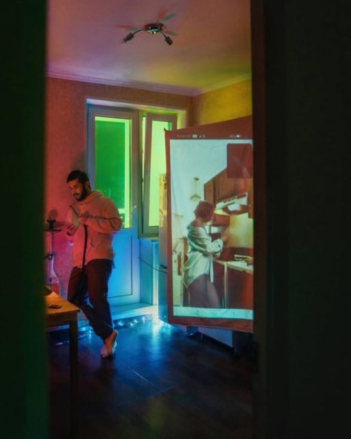 10 Ide Pre-wedding di Rumah dengan Konsep Proyeksi. Hasil Artistik Mirip Foto di Instalasi Seni!