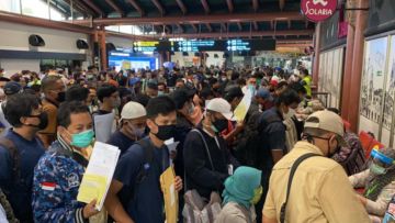 Bandara Soekarno Hatta Disesaki Ribuan Penumpang Hari Ini. Antrian Padat Tanpa Physical Distancing!