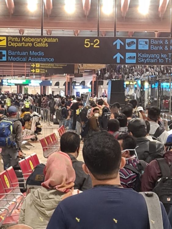 Bandara Soekarno Hatta Disesaki Ribuan Penumpang Hari Ini. Antrian Padat Tanpa Physical Distancing!