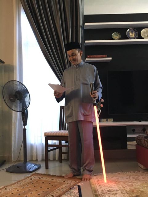 11 Potret Kreatif Momen Khotbah Salat Id di Rumah Ketika Karantina. Yang Penting Berasa Lebaran~