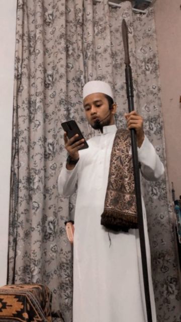 11 Potret Kreatif Momen Khotbah Salat Id di Rumah Ketika Karantina. Yang Penting Berasa Lebaran~