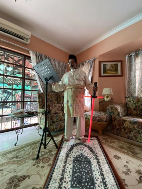 11 Potret Kreatif Momen Khotbah Salat Id di Rumah Ketika Karantina. Yang Penting Berasa Lebaran~