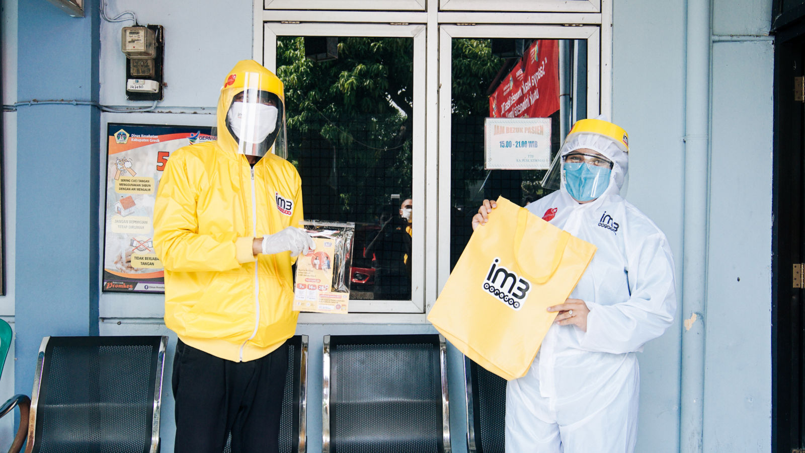 Lawan Pandemi Covid-19, Indosat Ooredoo Salurkan Bantuan APD ke Tenaga Medis dan Sembako ke Warga