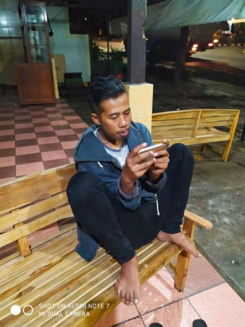 Topik Obrolan Paling Favorit di Pos Ronda. Ternyata Ngerumpi Nggak Cuma Urusan Ibu-Ibu