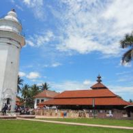 10 Masjid Tertua yang Jadi Tujuan Wisata Religi di Indonesia. Ramai Dikunjungi Saat Hari Lebaran