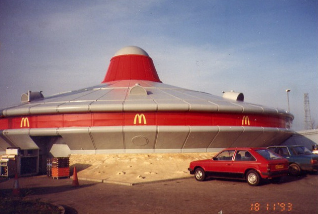 Deretan Foto McD Paling Aneh yang Pernah Ada. Di Indonesia Nggak Ada yang Kayak Gini, Kan?