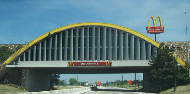 Deretan Foto McD Paling Aneh yang Pernah Ada. Di Indonesia Nggak Ada yang Kayak Gini, Kan?