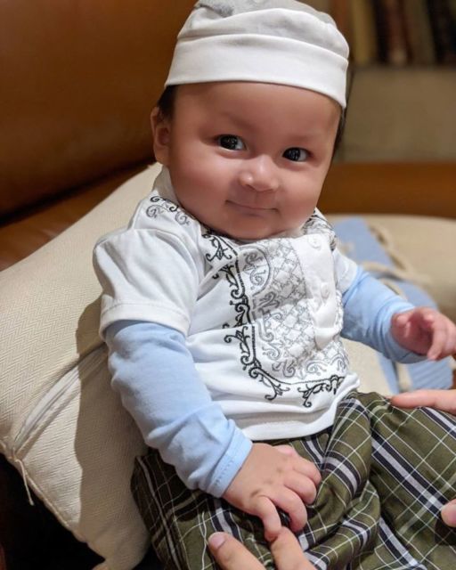 10 Anak Artis yang Dipotret Saat Memakai Baju Koko ini Emang Bikin Gemas. Siap Sambut Lebaran~