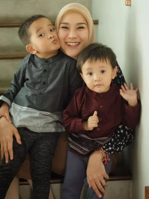 10 Anak Artis yang Dipotret Saat Memakai Baju Koko ini Emang Bikin Gemas. Siap Sambut Lebaran~