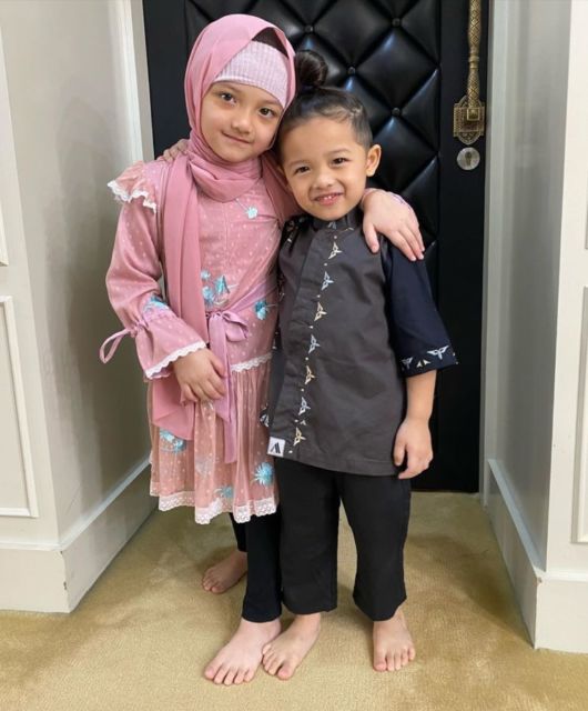 10 Anak Artis yang Dipotret Saat Memakai Baju Koko ini Emang Bikin Gemas. Siap Sambut Lebaran~