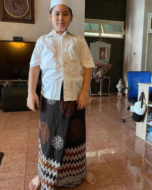 10 Anak Artis yang Dipotret Saat Memakai Baju Koko ini Emang Bikin Gemas. Siap Sambut Lebaran~