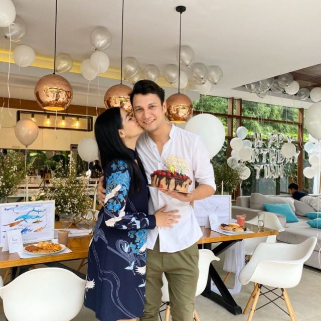 10 Seleb yang Menikah dengan Para Penggemarnya. Jodoh Emang Nggak Ketebak, ya~