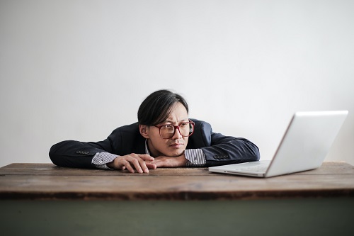 Ngerasa Gak Bisa Berkembang di Dunia Kerja? Mungkin Kamu Adalah Serial Procrastinator