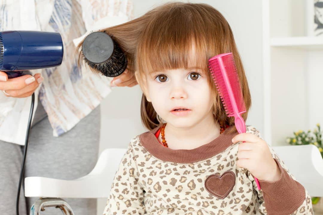 7 Video Tutorial Cara Memotong Rambut Balita Perempuan Saat Harus di Rumah Aja. Easy Peasy~