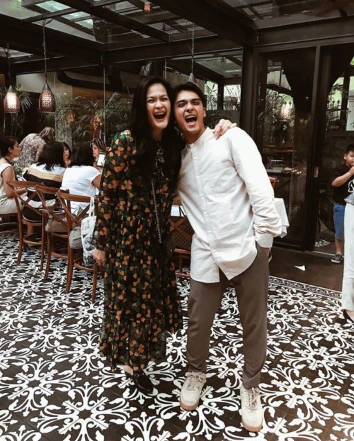 11 Artis Cowok yang Dekat Banget dengan Ibunya. Tetap Pamer Kemanjaan Meski Udah Dewasa