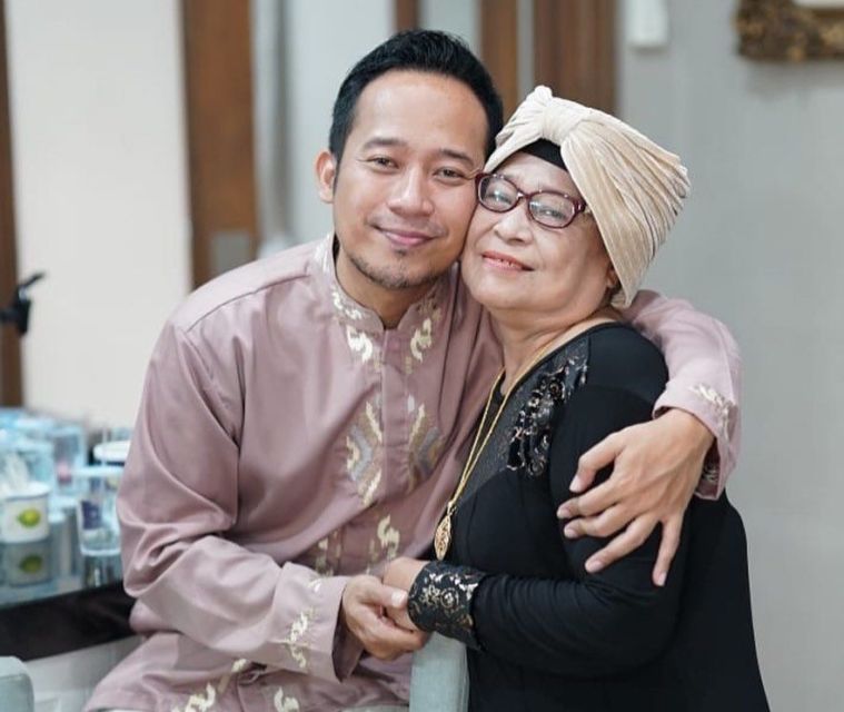 11 Artis Cowok yang Dekat Banget dengan Ibunya. Tetap Pamer Kemanjaan Meski Udah Dewasa