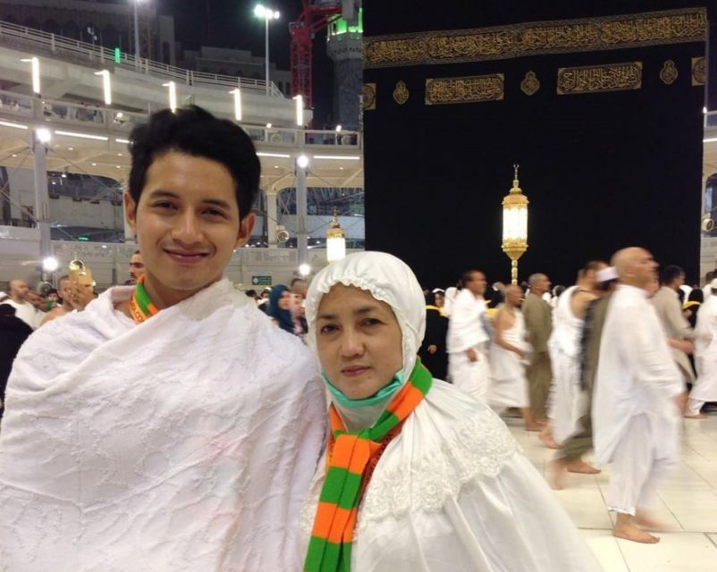11 Artis Cowok yang Dekat Banget dengan Ibunya. Tetap Pamer Kemanjaan Meski Udah Dewasa