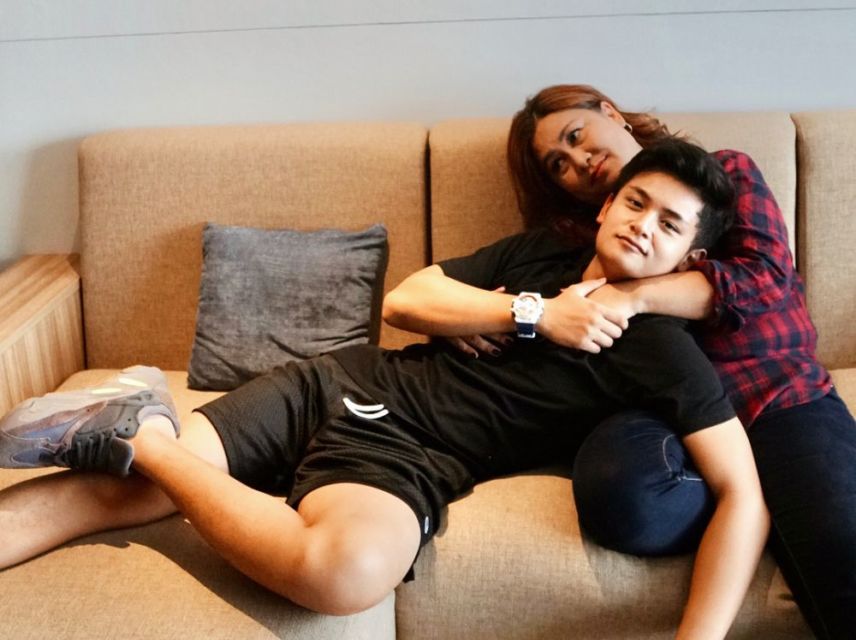 11 Artis Cowok yang Dekat Banget dengan Ibunya. Tetap Pamer Kemanjaan Meski Udah Dewasa