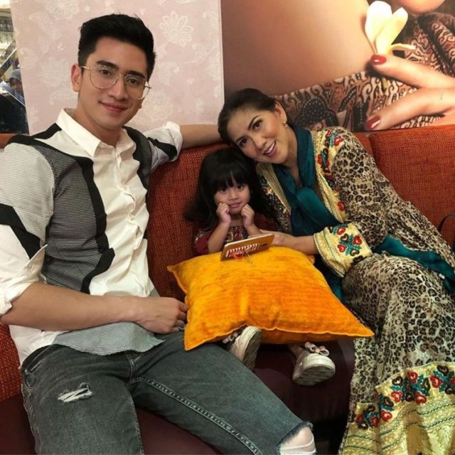 11 Artis Cowok yang Dekat Banget dengan Ibunya. Tetap Pamer Kemanjaan Meski Udah Dewasa