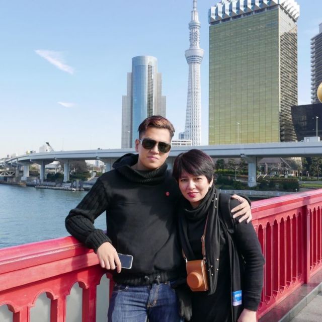 11 Artis Cowok yang Dekat Banget dengan Ibunya. Tetap Pamer Kemanjaan Meski Udah Dewasa