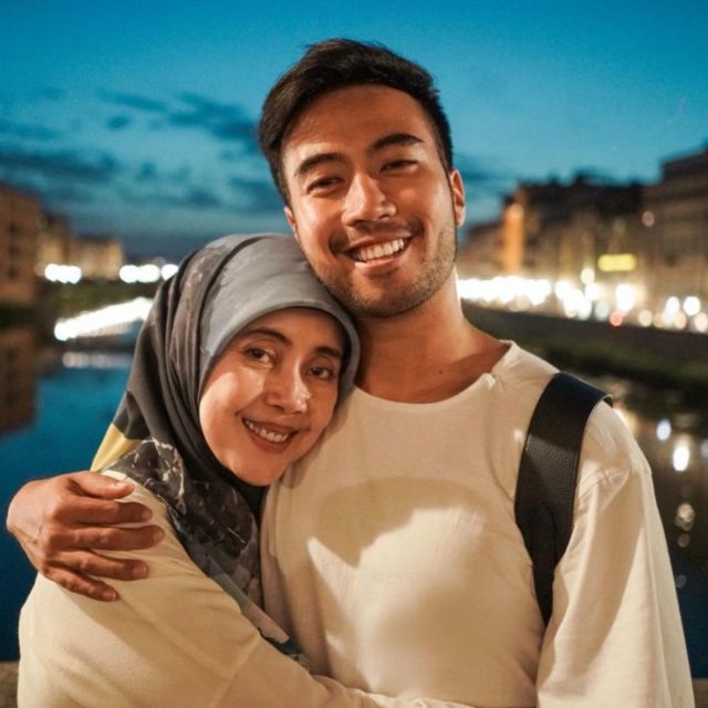 11 Artis Cowok yang Dekat Banget dengan Ibunya. Tetap Pamer Kemanjaan Meski Udah Dewasa