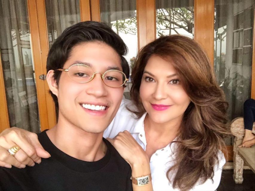 11 Artis Cowok yang Dekat Banget dengan Ibunya. Tetap Pamer Kemanjaan Meski Udah Dewasa