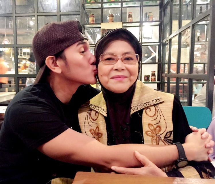 11 Artis Cowok yang Dekat Banget dengan Ibunya. Tetap Pamer Kemanjaan Meski Udah Dewasa
